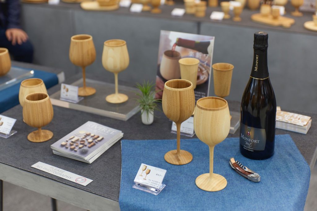 自慢の竹のワイングラスを展示