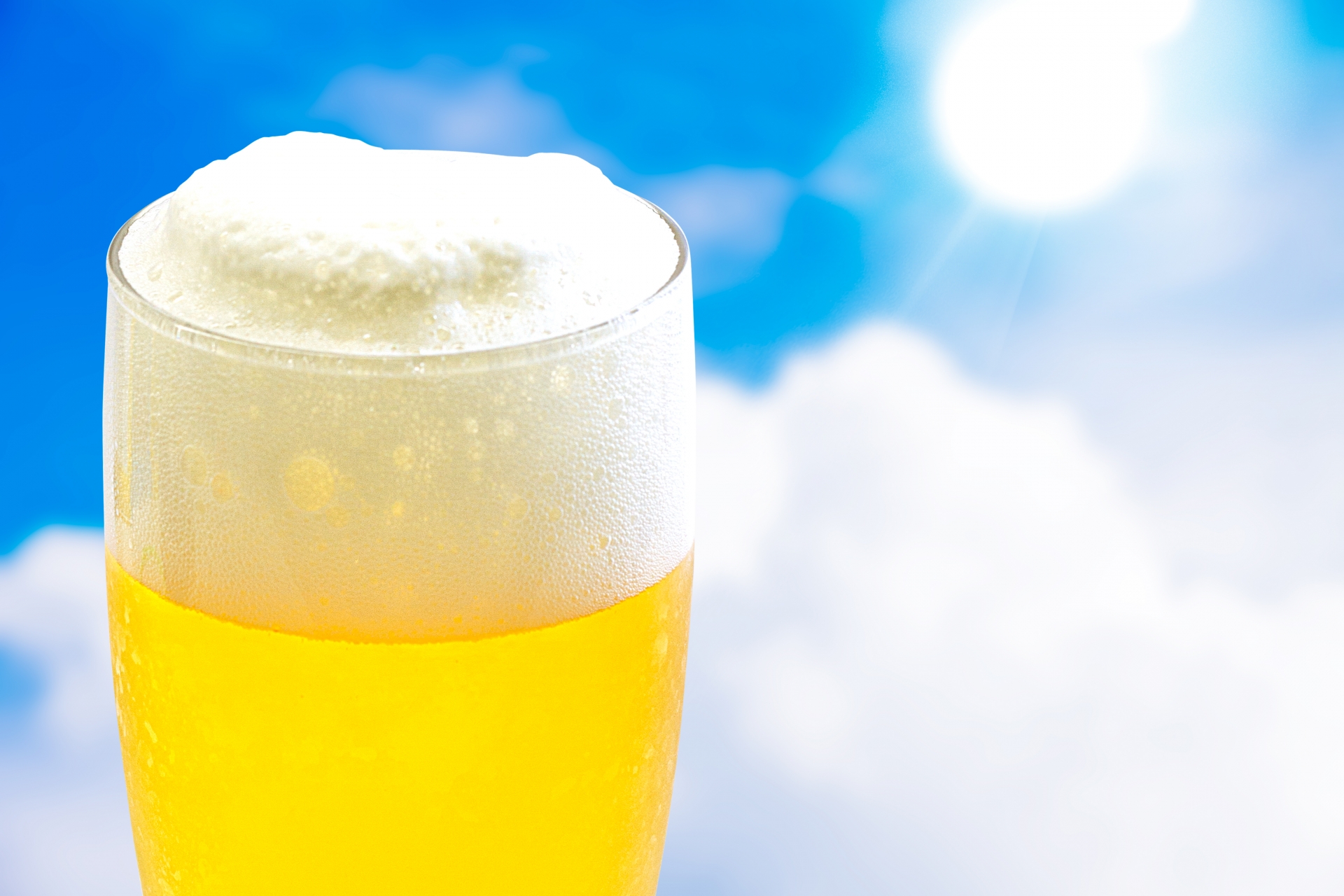 なぜビールは泡立つの 泡に隠された秘密と美味しく飲む方法を解説 Blog Riveret Official Site